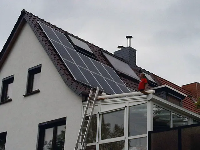 Solar PV-Anlage Wohnhaus mit Röhrenkollektoren für Trinkwassererwärmung.