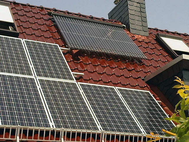 Solar PV-Anlage Wohnhaus mit Röhrenkollektoren für Trinkwassererwärmung.